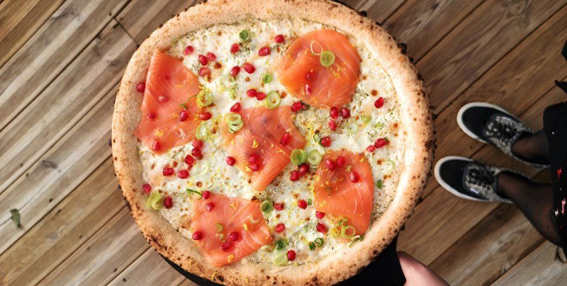 PIZZA COSY DÉVOILE SA PIZZA DU MARCHÉ, SPÉCIALE FÊTES ! PIZZA COSY DÉVOILE SA PIZZA DU MARCHÉ, SPÉCIALE FÊTES !
