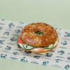 Image de Bagel saumon concombre tomates cream cheese