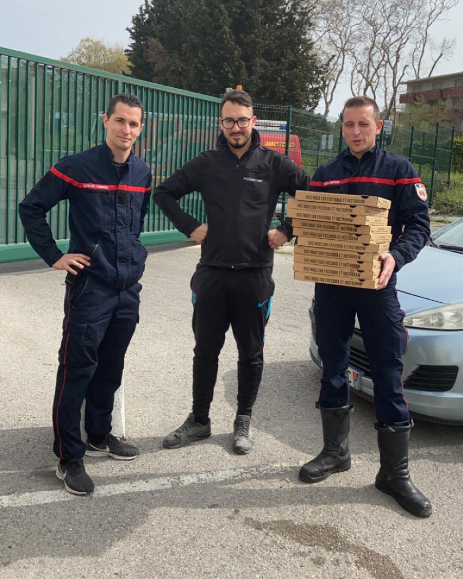 Pompiers avec des pizzas Pizza Cosy